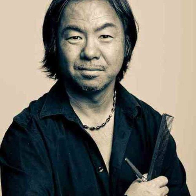 Yoshi holding his comb and shears